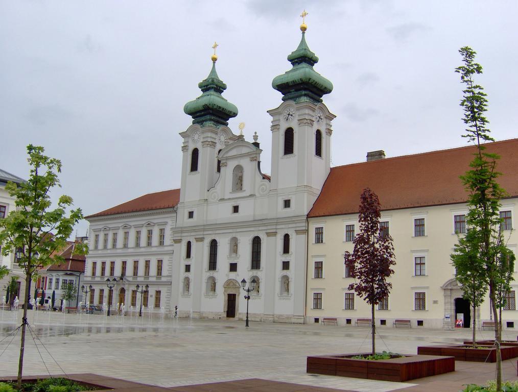 Sweet Home Apartment Gyor Bagian luar foto