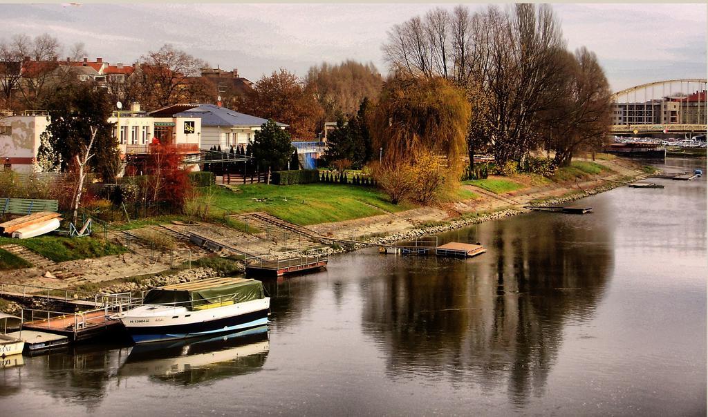 Sweet Home Apartment Gyor Bagian luar foto