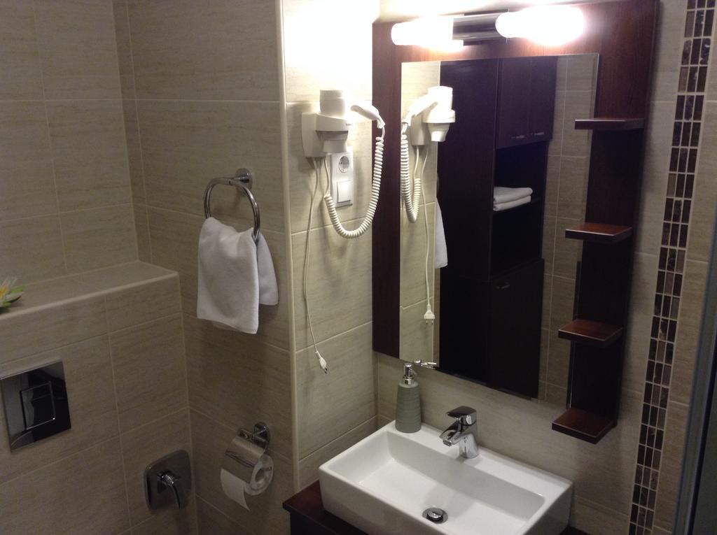 Sweet Home Apartment Gyor Bagian luar foto