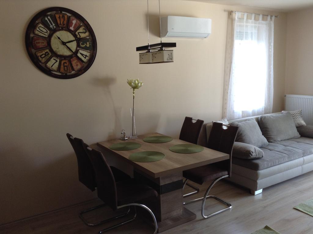 Sweet Home Apartment Gyor Bagian luar foto