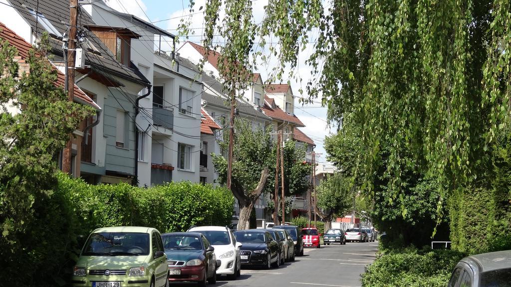Sweet Home Apartment Gyor Bagian luar foto