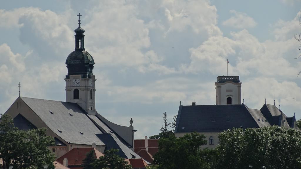 Sweet Home Apartment Gyor Bagian luar foto