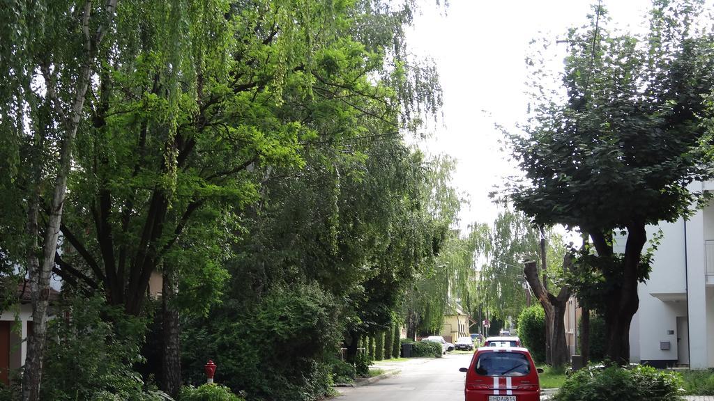 Sweet Home Apartment Gyor Bagian luar foto