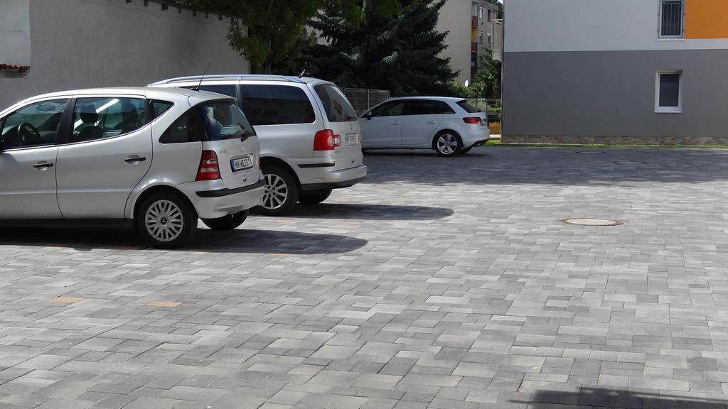 Sweet Home Apartment Gyor Bagian luar foto