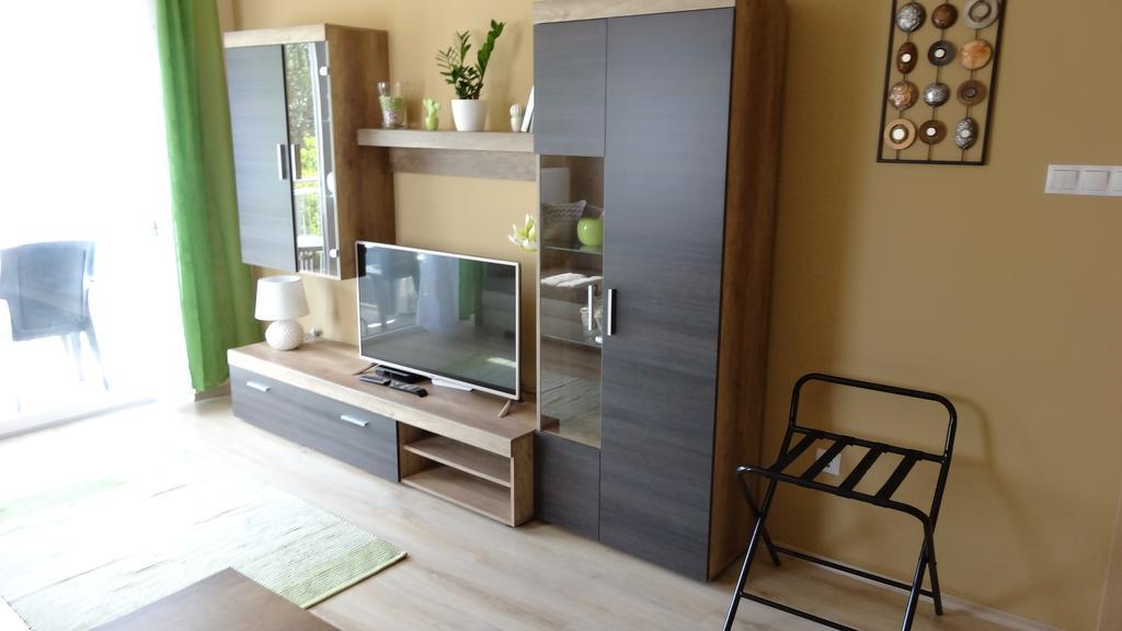 Sweet Home Apartment Gyor Bagian luar foto