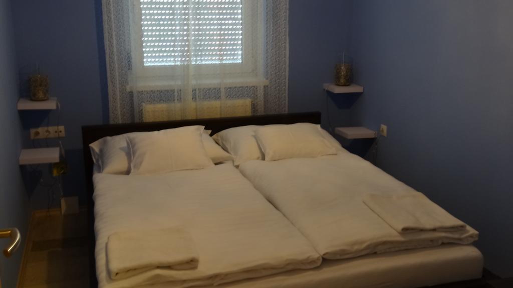 Sweet Home Apartment Gyor Bagian luar foto