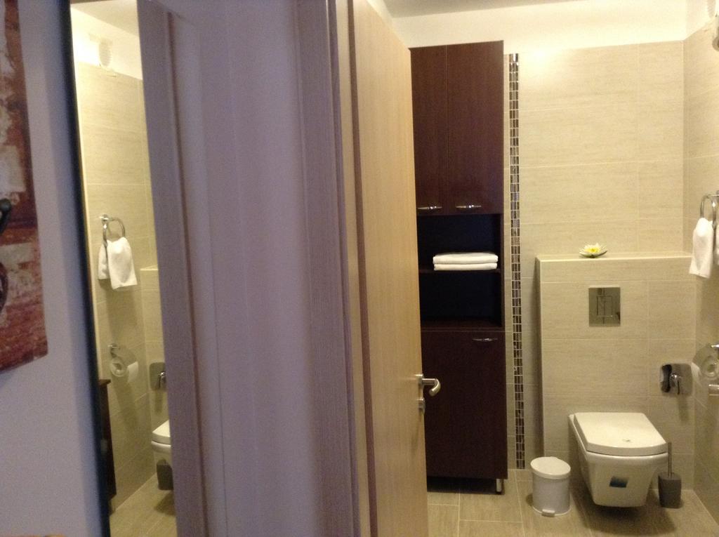 Sweet Home Apartment Gyor Bagian luar foto